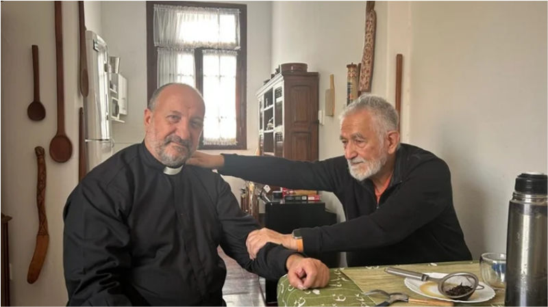 De la Biblia como “ciencia ficción” a posar con el Obispo: la hipocresía de Rodríguez Saá no conoce límites
