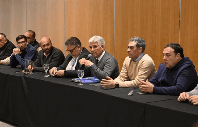 Maxi Frontera casi invisible en la reunión convocada por Poggi